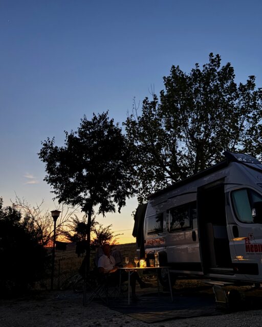 ✨wenn der Tag endet, beginnt das Gefühl von Freiheit.
Dieses Foto entstand an einem dieser Abende, an denen einfach alles gepasst hat - Sonnenuntergang, Ruhe, ein Glas Wein und das Wissen:
Wir sind genau da, wo wir sein wollen. ✨
.
Für uns ist das der Inbegriff von Urlaub:
Freiheit auf vier Rädern - und das Gefühl unterwegs zuhause zu sein.

Der Sommer kommt hoffentlich ganz bald zurück! ☀️
www.elmobil.at 🚐

#camperlifestyle #camperlife #urlaub #sommer #vanlifeaustria #campingliebe